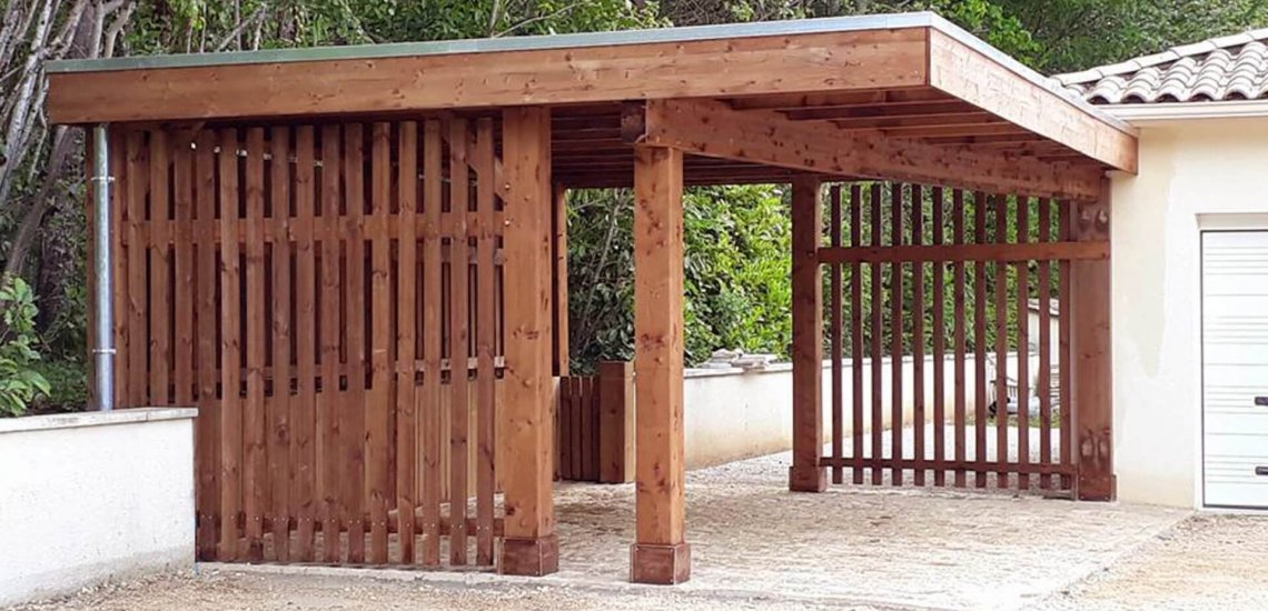 Carport en bois moderne avec toit plat et fermeture