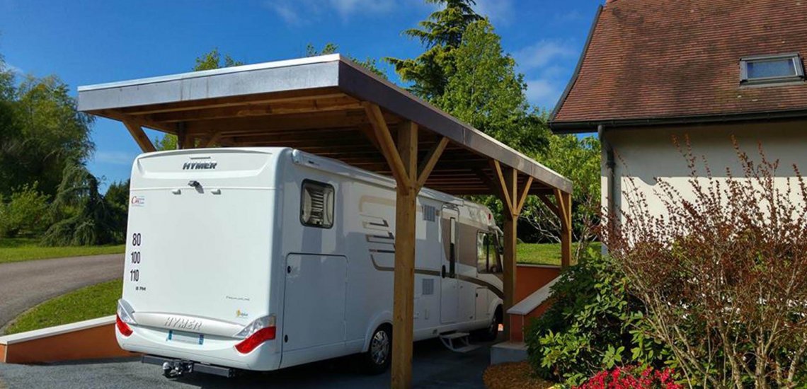 Carport en bois pour camping car avec toit plat